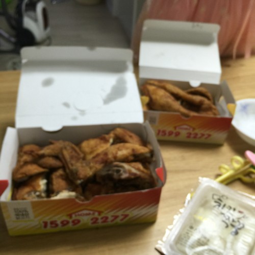 둘둘치킨 한마리 반을 시켰어요 : 어린이과학동아&어린이수학동아 오늘 저녁으로 치킨을 먹었어요.둘둘치킨 한마리 반을 시켰어요... 